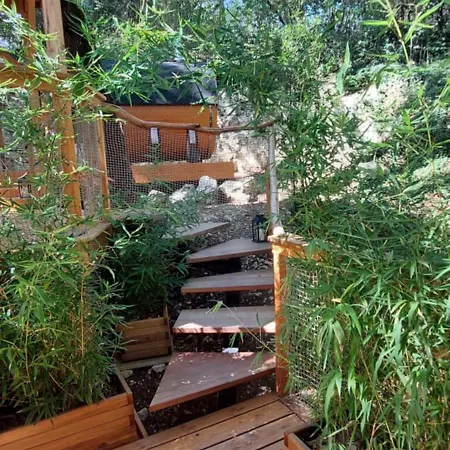 Les De Lodge Sarrant